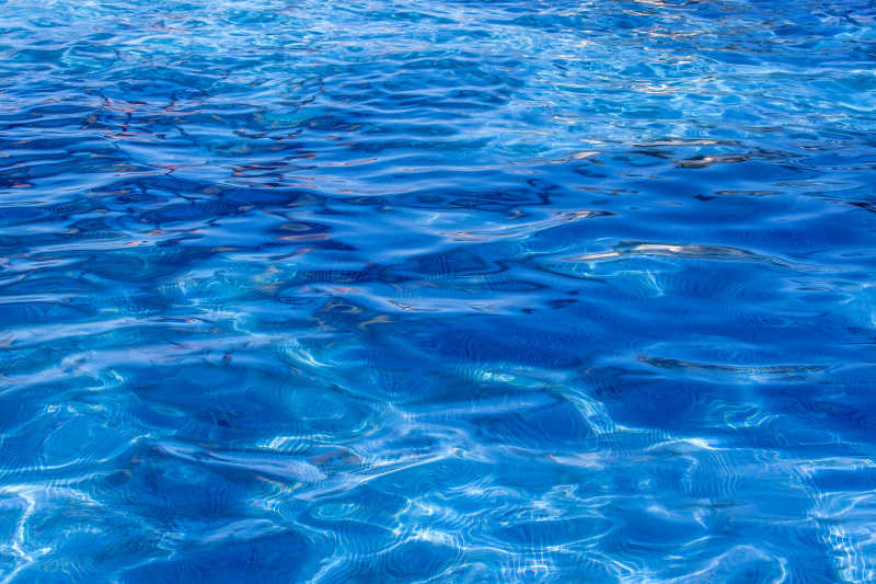 游泳池淡蓝色的水面
