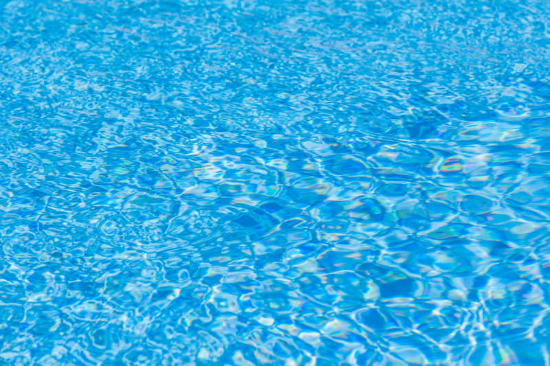 游泳池的蓝色水面