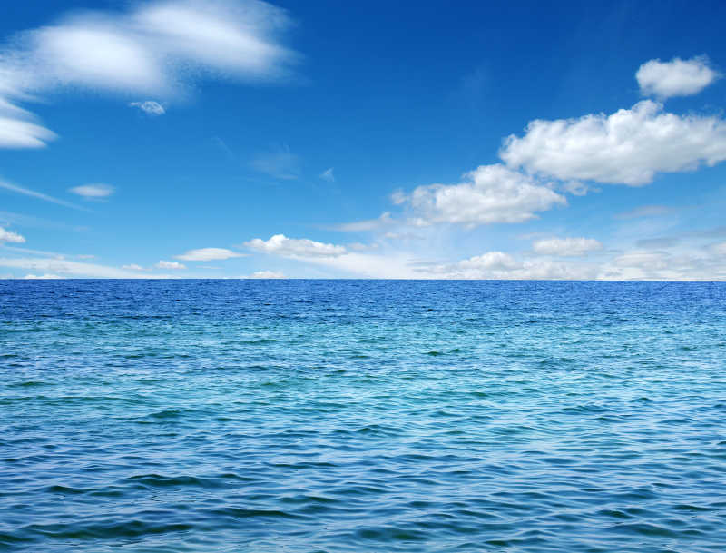 波光粼粼的蓝色海面