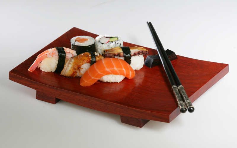 餐桌上的寿司拼盘