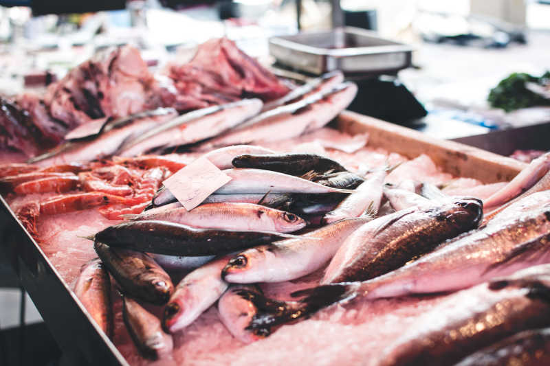 海鲜市场上的鲜鱼