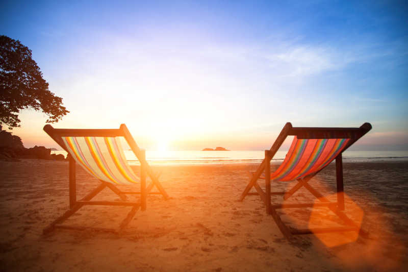日落海滩上的休闲椅