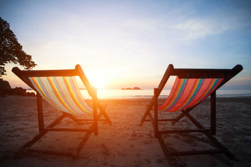 海滩日落下的休闲椅