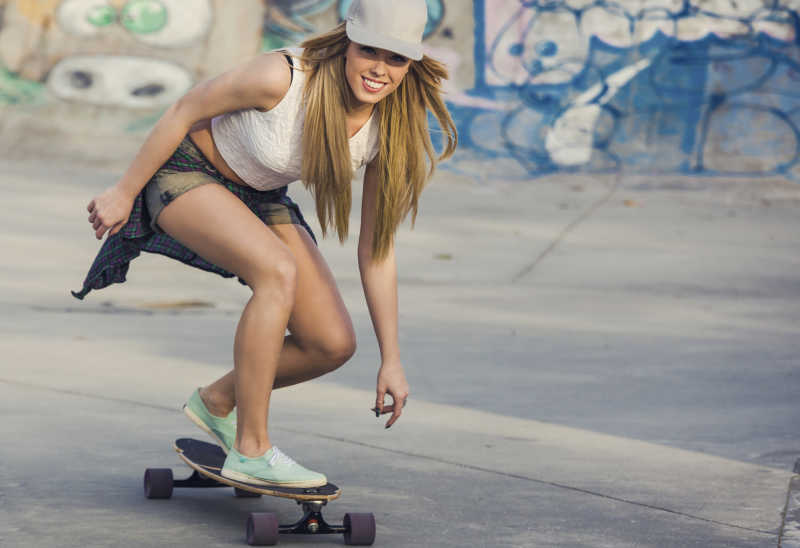 年轻女子在街头骑滑板