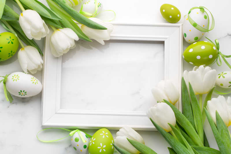 郁金香复活节彩蛋和空白相框