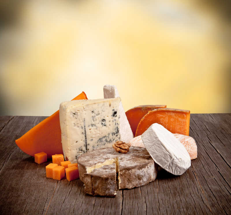 木桌上各种奶酪