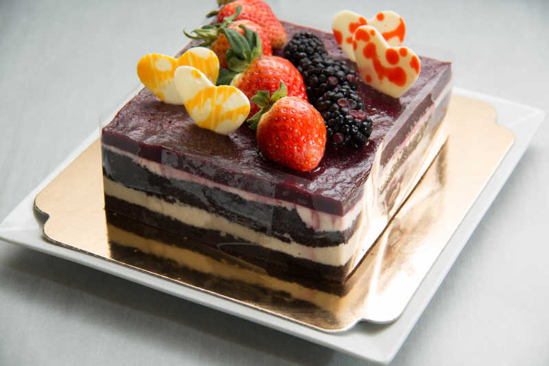 黑莓和草莓的美味蛋糕