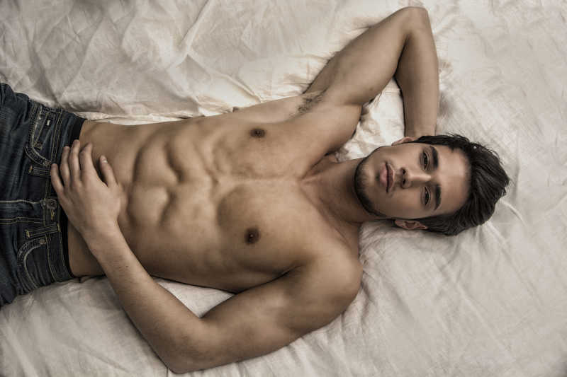 躺在床上的完美肌肉男