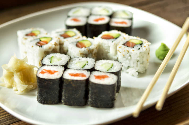 白色盘子里的寿司组合
