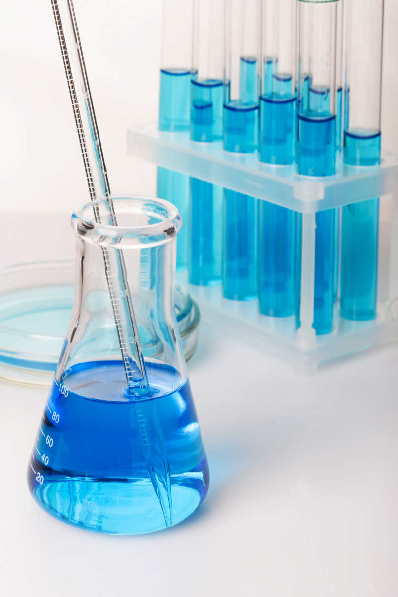 实验室的浅蓝色液体实验