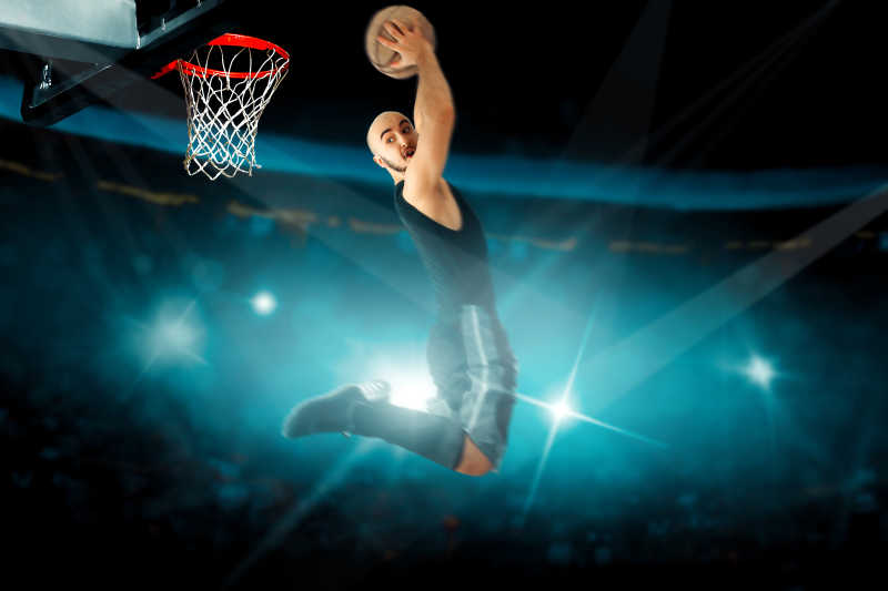 黑色球衣篮球运动员反灌篮
