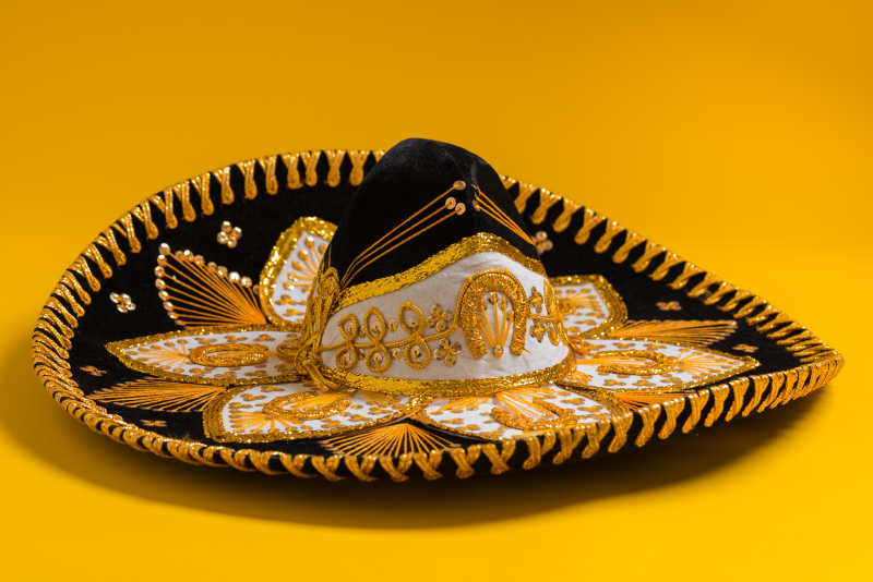 黄色背景下的墨西哥阔边帽