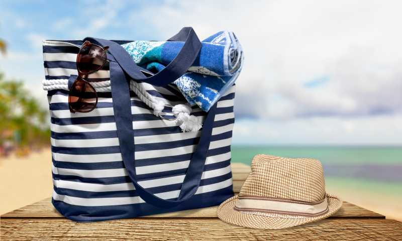 海边的遮阳帽和购物篮