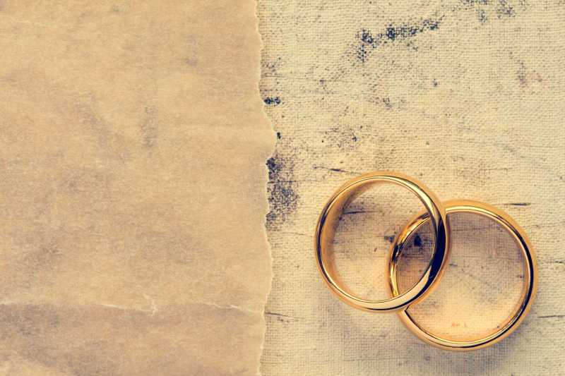 脏帆布背景上的结婚戒指
