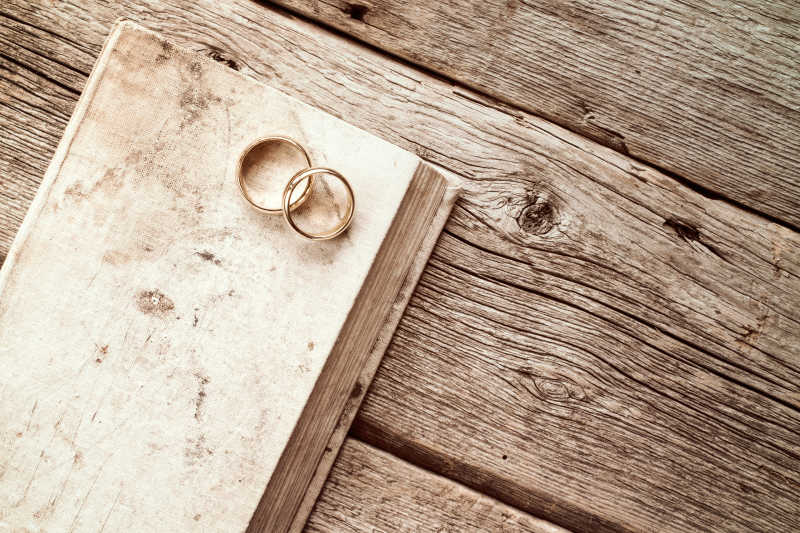 旧书上的两枚金色结婚戒指