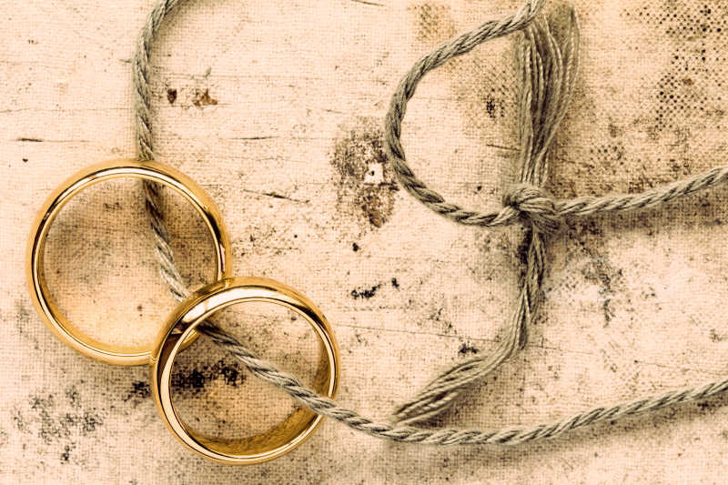 两枚用绳子系着的结婚戒指