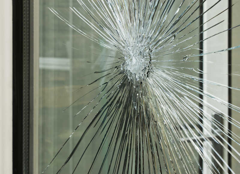 璃窗被意外打碎