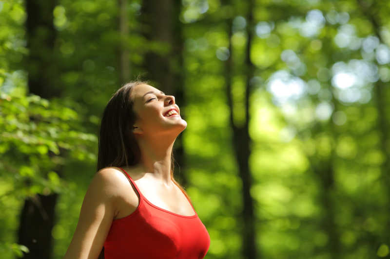 在森林里呼吸新鲜空气的女人