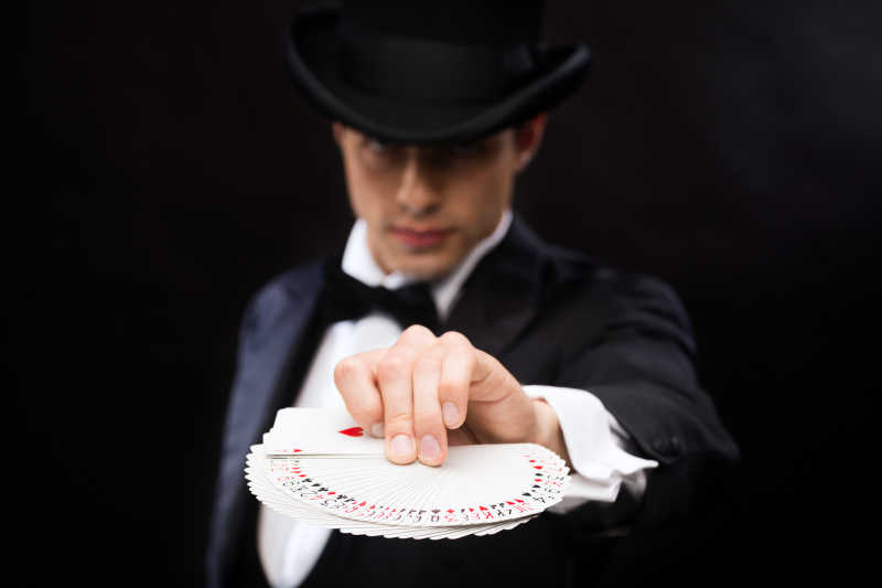 表演卡牌魔术的魔术师