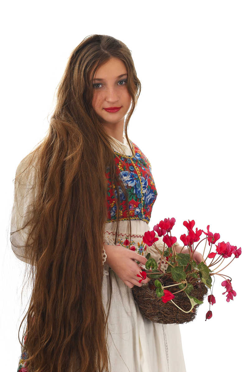 白色背景下长发女人拿着红色的花