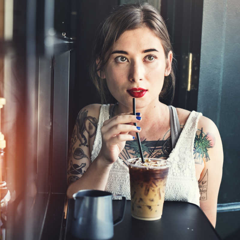 喝冰咖啡的时尚纹身美女