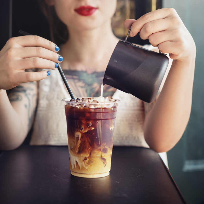 有纹身的美女在制作冰咖啡