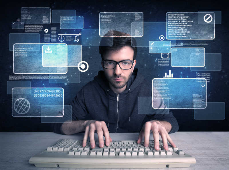 有自信的年轻黑客用电脑键盘解决数字密码的概念