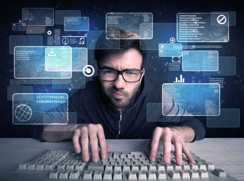 年轻黑客用电脑键盘解决数字密码并在后台显示数字屏幕和数字