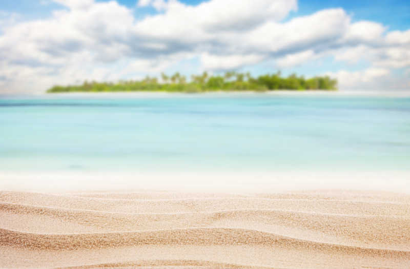 桑迪热带海滩与棕榈岛的背景
