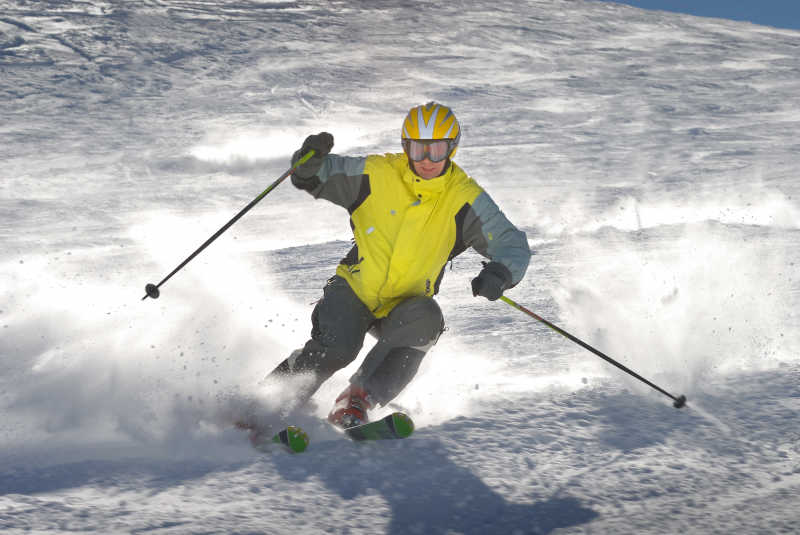 高山滑雪的滑雪运动员