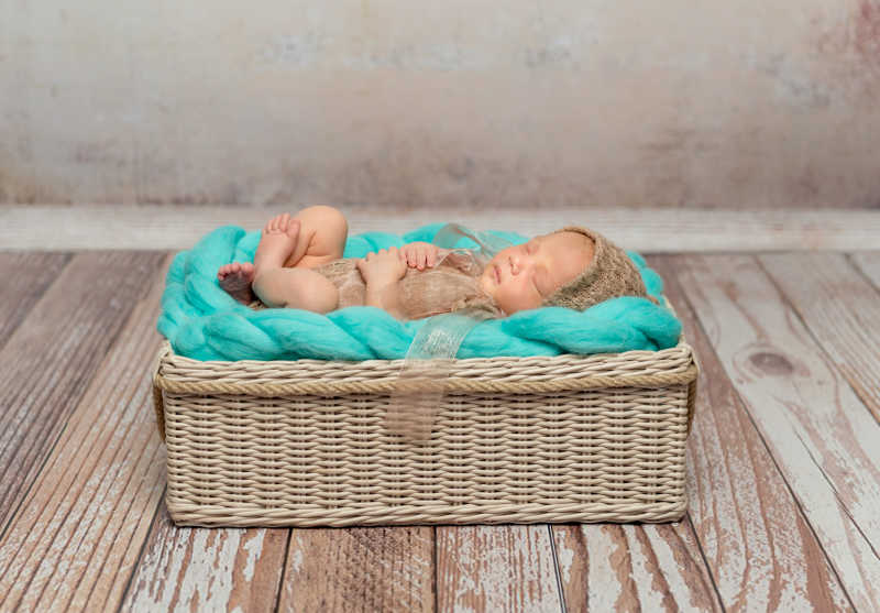 绿松石毯上可爱的新生婴儿