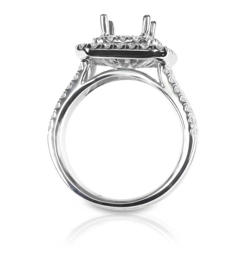 白色背景前设计独特的钻石戒指