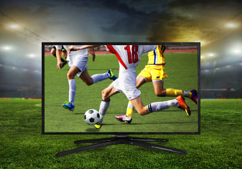 足球场上电视显示器中正在显示足球比赛