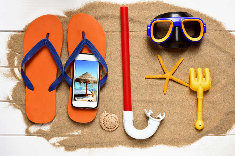 夏日度假的小物品和手机