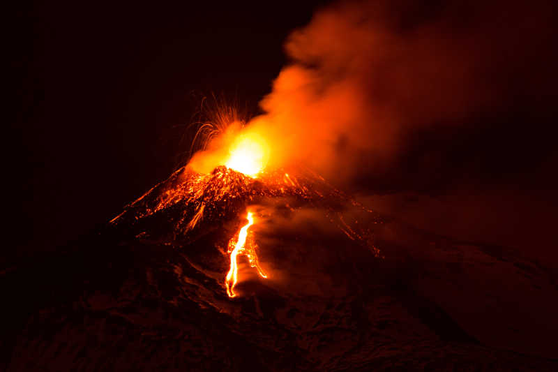 黑暗中的火山喷发