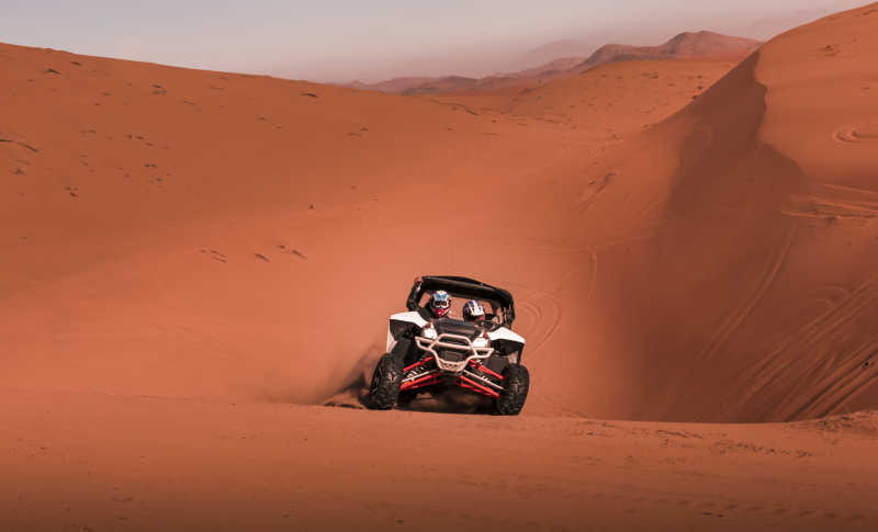 穿越沙漠的赛车