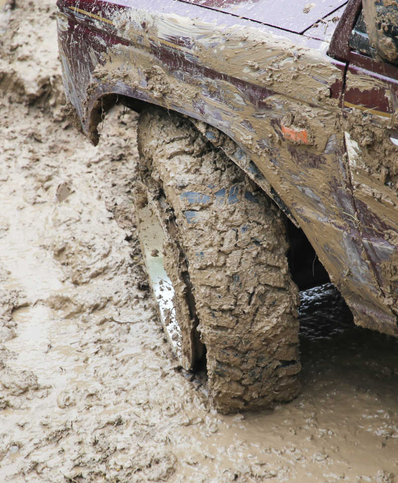 越野车轮胎在泥里