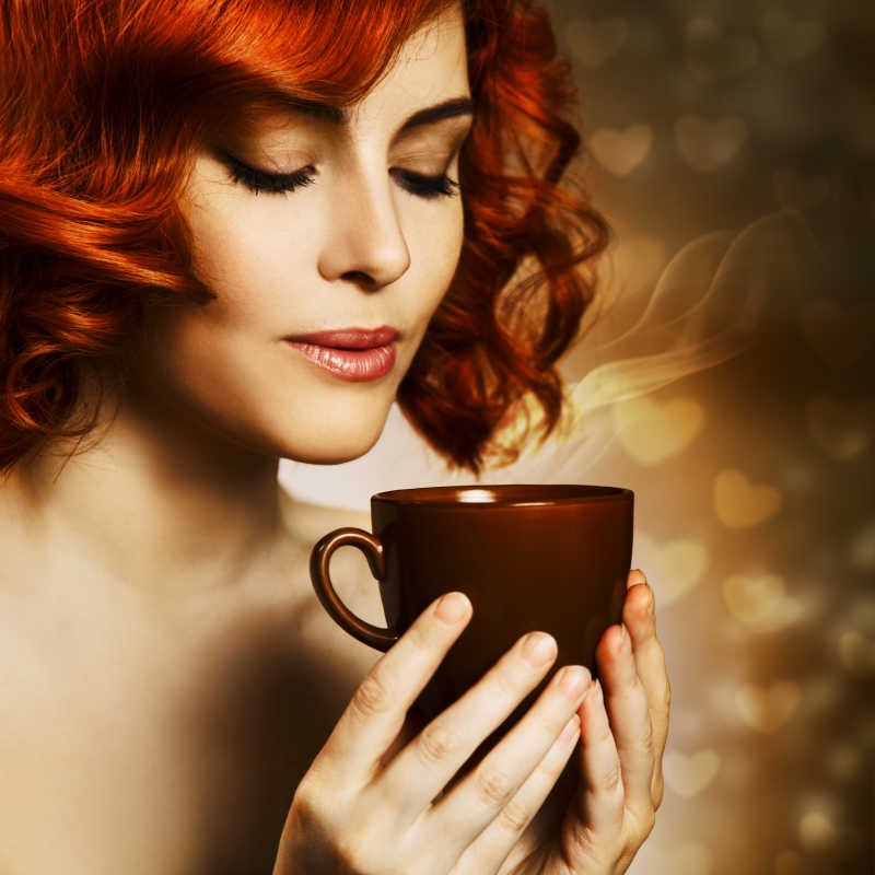 闻咖啡香气的红发女人