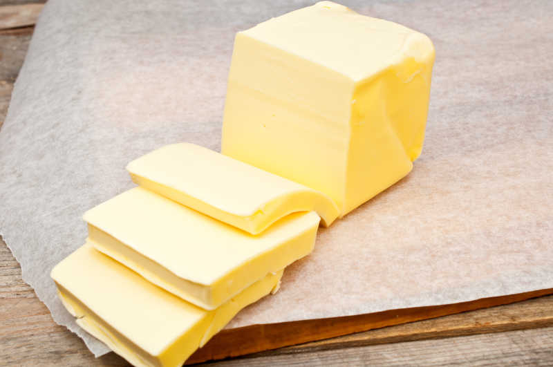 羊皮纸上的切开的黄油
