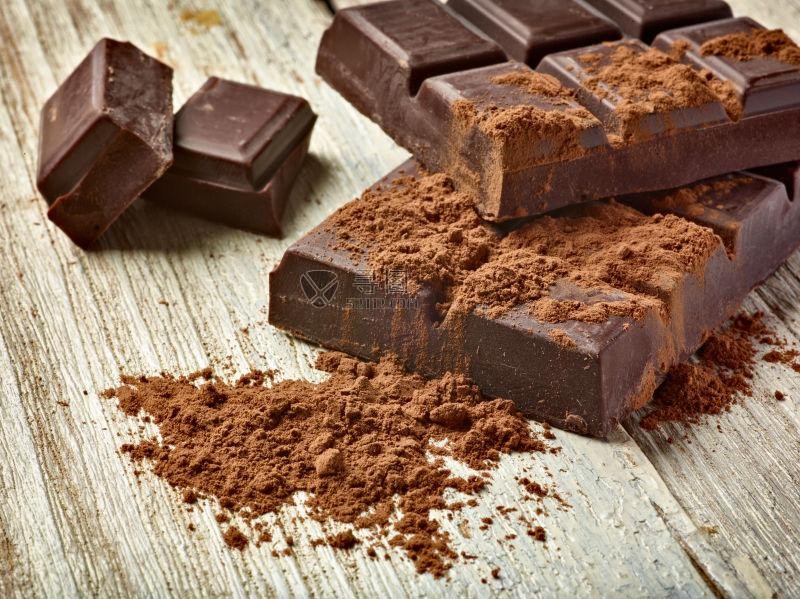 木桌上的巧克力块与可可粉