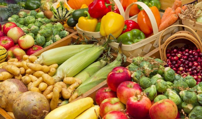 农业收获的大量新鲜的蔬菜和水果