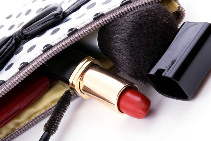 女性手提包里的化妆工具