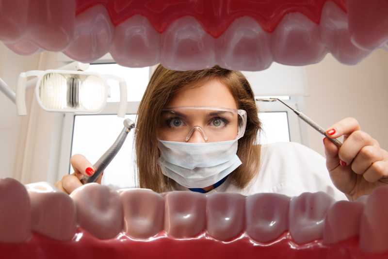 牙科女性实习医生