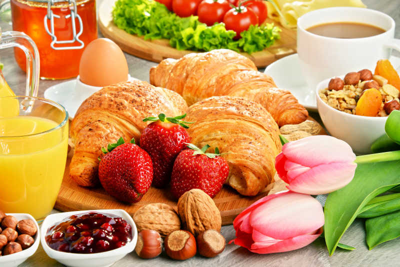 面包和咖啡与水果的均衡的早餐饮食