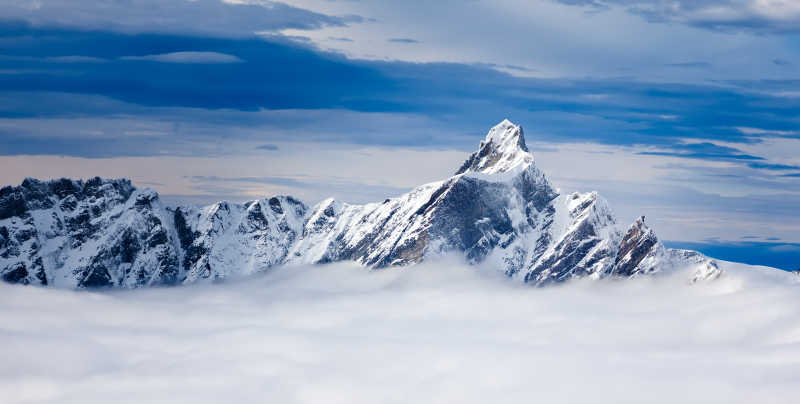 穿过云端的阿尔卑斯山