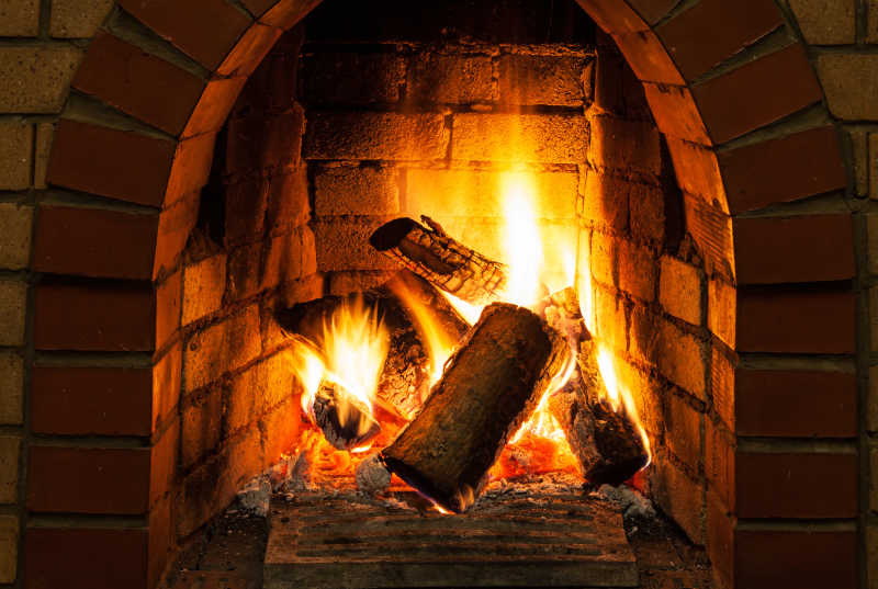 壁炉中木头正在燃烧