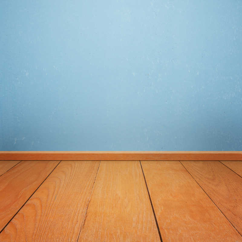 木质地板和蓝色的粉刷墙