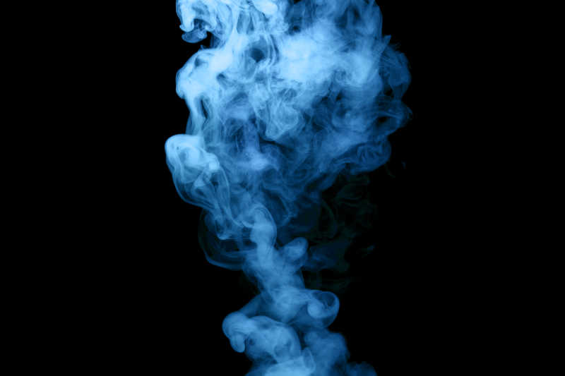 黑色背景上的蓝烟雾