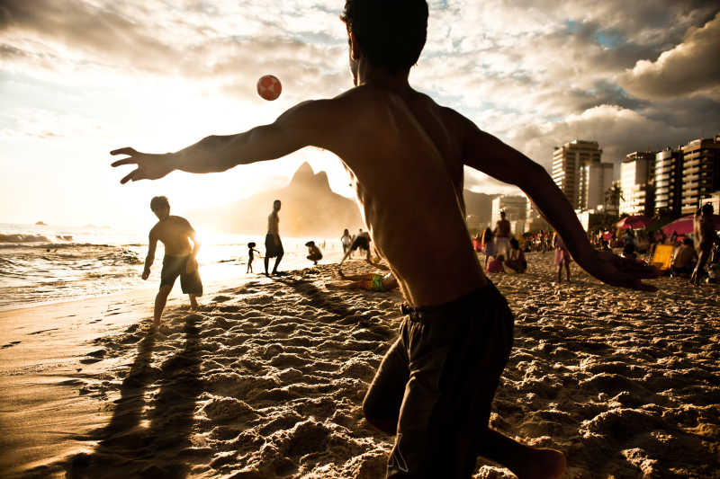 里约热内卢踢球的小孩