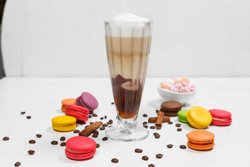玻璃杯里的冰咖啡与甜点